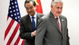 وزير الخارجية الأمريكي ريكس تيلرسون ومن خلفه نظيره الصيني وانغ يي