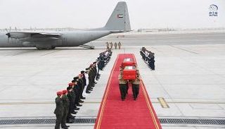 لحظة وصول جثمان الشهيدين إلى الإمارات