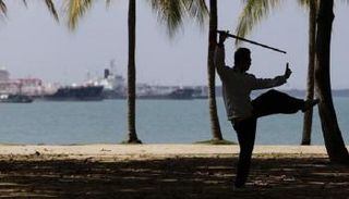 رجل يمارس رياضة التاي تشي