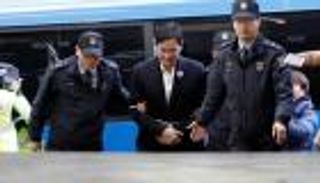 رئيس سامسونج يخضع للاستجواب بعد ليلة في السجن