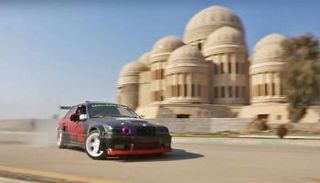 أرشد خلال تصويره أحد مقاطع فيديو الانجراف في الموصل - موقع باز فيد 