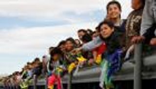 هدية المكسيكيين لترامب.. جدار من المحتجين