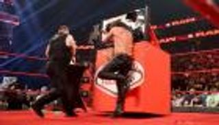 أوينز ينهي صداقته لجيريكو بـ"احتفال مدمر"