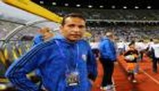مدرب الزمالك السابق يلجأ للتدخين بعد تعرضه للطرده