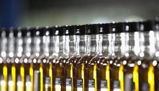 زجاجات زيت زيتون في مصنع بإسبانيا