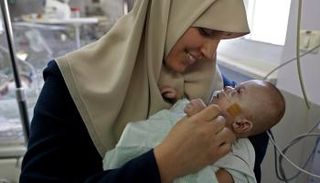 الأم الغزاوية جومانة داود ورضيعتها