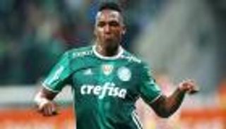 بالميراس يحصّن مدافعه لبرشلونة لعام جديد