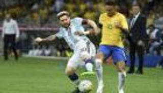 مدرب البرازيل يتمنى "تجنيس" ميسي