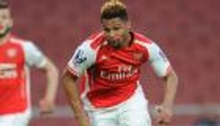 لاعب أرسنال السابق يسخر من "فطيرة" حارس سوتون