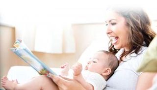 أم مع طفلها