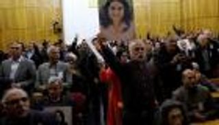 البرلمان التركي يسقط عضوية نائبة مؤيدة للأكراد