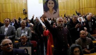 أحد أنصار فيجن يوكسيكداج يرفع صورتها في البرلمان التركي