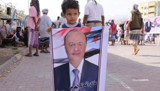 طفل يمني يحتفل في عدن بذكرى تنصيب هادي 