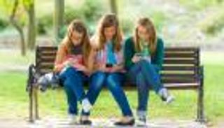 الهواتف الذكية تحول مُلاكها إلى أطفال