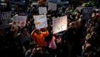 بالصور.. مظاهرات ضد ترامب في احتفالات "يوم الرؤساء"