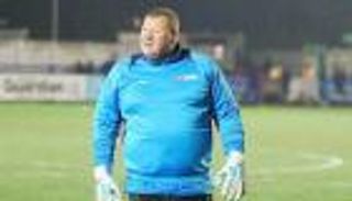 حارس سوتون "السمين" ينسى الخسارة من أرسنال بالأكل