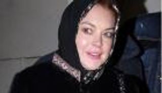 ليندسي لوهان: أجبروني على خلع الحجاب بمطار لندن