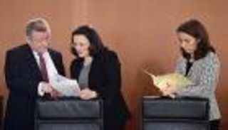 اللاجئون في ألمانيا مهددون بالطرد والمراقبة و"السوار الإلكتروني"