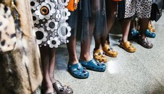 الكروكس المطاطي يجتاح عرض أزياء كريستوفر كين في لندن