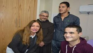 الوفد خلال زيارته للمصابين