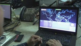 أحد الجنود الأمريكيين يراقب وضع الشبكات