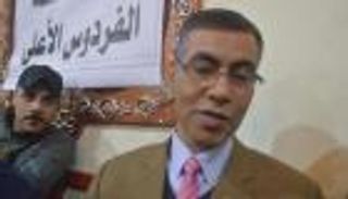 سيارة وشعار.. أدوات مستشار السيسي "المزيف" في عزاء عمر عبدالرحمن