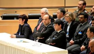 الحريري يتوسط وفد المعارضة في جنيف 4