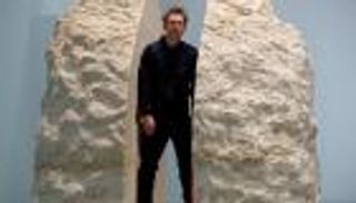 فنان فرنسي يقرر العيش داخل حجر لمدة أسبوع