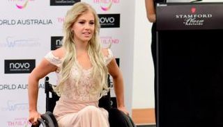 جوستين أول متسابقة تنافس على كرسي متحرك