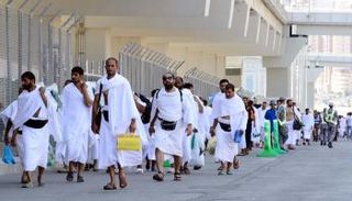 حجاج يؤدون المناسك