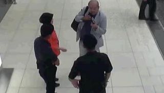 مشهد من كاميرات المراقبة قبل اغتيال كيم جونج نام