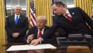 فضيحة.. البيت الأبيض ضغط لتكذيب تقارير تواصل مقربي ترامب مع روسيا