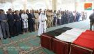 بالصور.. الرئيس اليمني يتقدم جنازة الشهيد اليافعي
