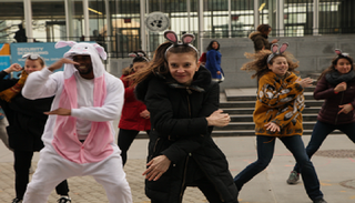 نشطاء يؤدون رقصات للدعاية لحملتهم