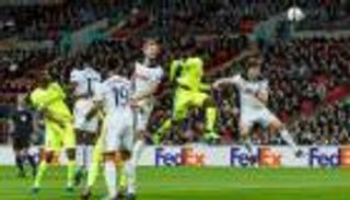 بالفيديو.. كين يعقد موقف فريقه بهدف عكسي