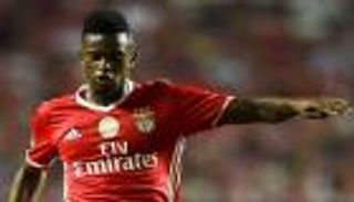 اليونايتد يستهدف مدافع جديد من بنفيكا