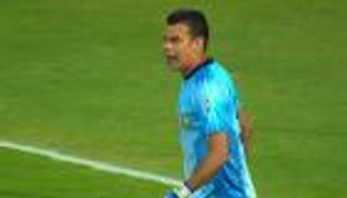 بالفيديو.. حارس مرمى ينقذ فريقه برأسية قاتلة