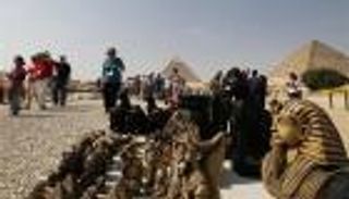 مصر ترجئ العمل بالرسوم الجديدة لتأشيرة السائحين 