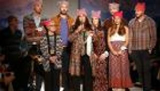 بالصور .. عرض أزياء بقبعات وردية احتجاجا على ترامب