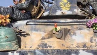 مدرعة تابعة لقوات الأمن العراقية وعليها زهور - نيويورك تايمز