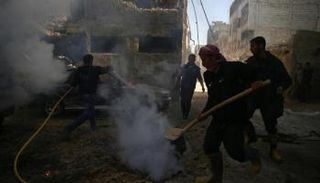 الدفاع المدني في موقع ضربات جوية قرب دمشق