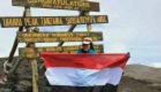 فتاة يمنية تتحدى الصعاب وتمارس رياضة تسلق الجبال