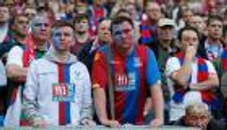 مشجعو كريستال بالاس يهاجمون حافلة فريقهم بالخطأ