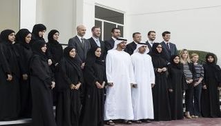 الشيخ محمد بن زايد آل نهيان ولي عهد أبوظبي برفقة فريق عمل مبادرة "جسدك أمانة"