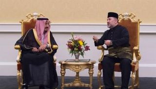 خادم الحرمين الشريفين في حفل العشاء الذي أقامه ملك ماليزيا أمس