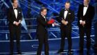 بالصور..  الحظ يبتسم لـ "كيفين" في الأوسكار بعد إخفاق 20 مرة