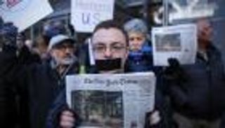 بالصور.. احتجاجات بنيويورك ضد ترامب لدعم الصحافة