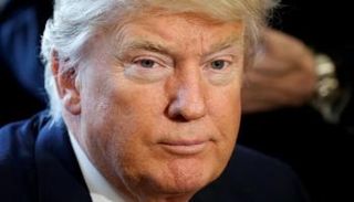 ترامب عقب توقيعه أمرا تنفيذيا في البيت الأبيض بواشنطن