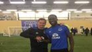 قميص إيفرتون يحدث شرخا بين جمهور ليفربول وكاراجر