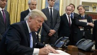 ترامب وافق على تفتيش هواتف موظفي البيت الأبيض